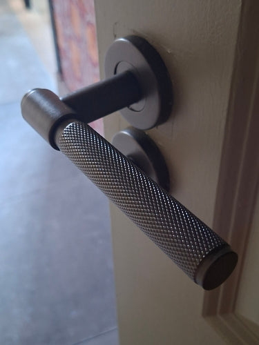 Cosenza deurklink Knurled brons met rond rozet
