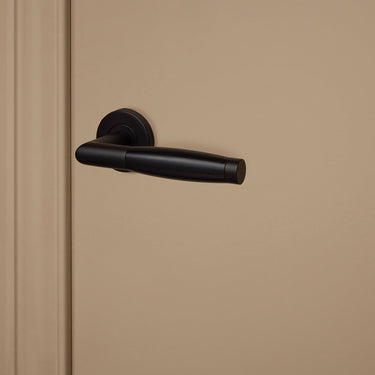 Ascoli deurklink zwart met rond rozet