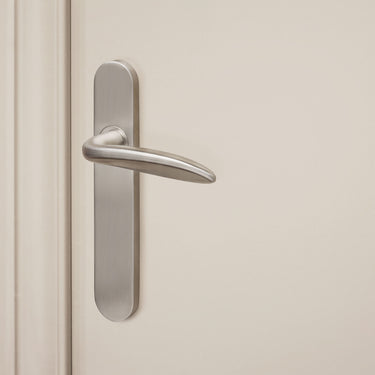 Benevento deurklink RVS met afgerond schild