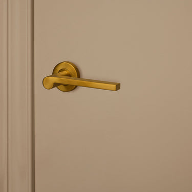 Caserta deurklink Mat goud PVD gecoat met rond rozet