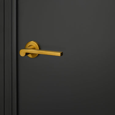 Caserta deurklink Mat goud PVD gecoat met rond rozet