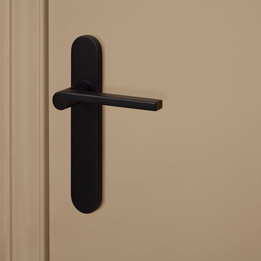 Caserta deurklink zwart met afgerond schild