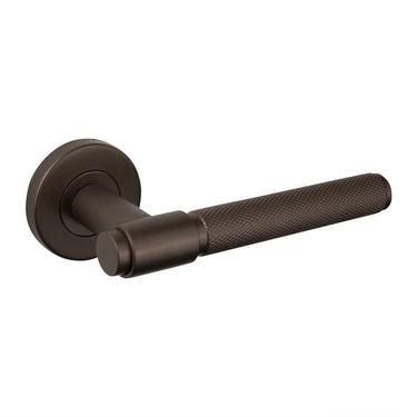 Cosenza deurklink Knurled brons met rond rozet