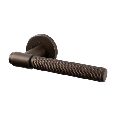 Cosenza deurklink Knurled brons met rond rozet
