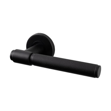 Cosenza deurklink Knurled Zwart met rond rozet