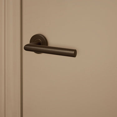 Mantua deurklink brons met rond rozet