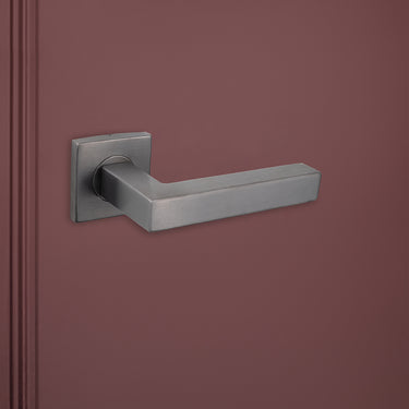 Gun Metal PVD gecoate deurkruk Viterbo met vierkante rozet op rode binnendeur, linkeraanzicht