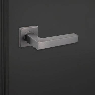 Lavuzo Viterbo deurbeslag Gunmetal PVD op vierkante rozet op antracietgrijze deur, linkeraanzicht