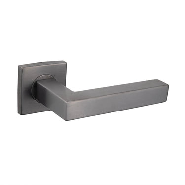 Viterbo deurklink Gun Metal PVD gecoat met vierkant rozet