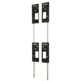 Universele freesmal set 89x89 mm voor scharnieren op aluminium koppelstangen op witte achtergrond